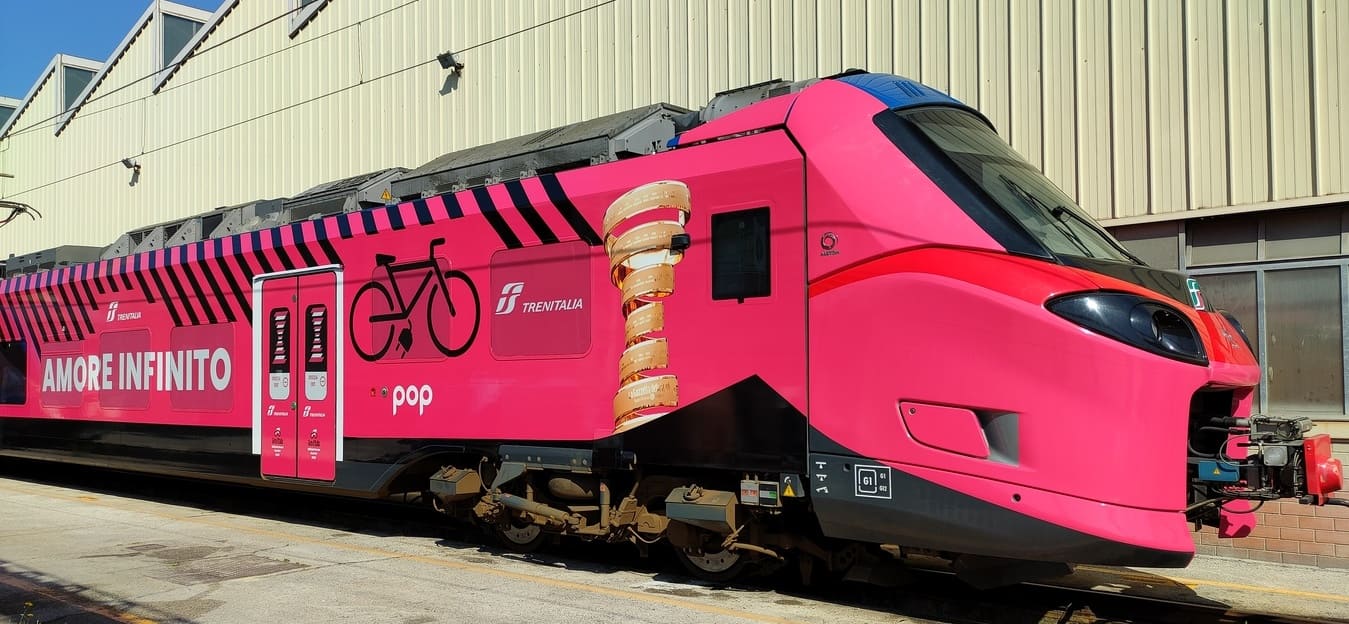 Immagine: Treno con livrea Giro d'Italia